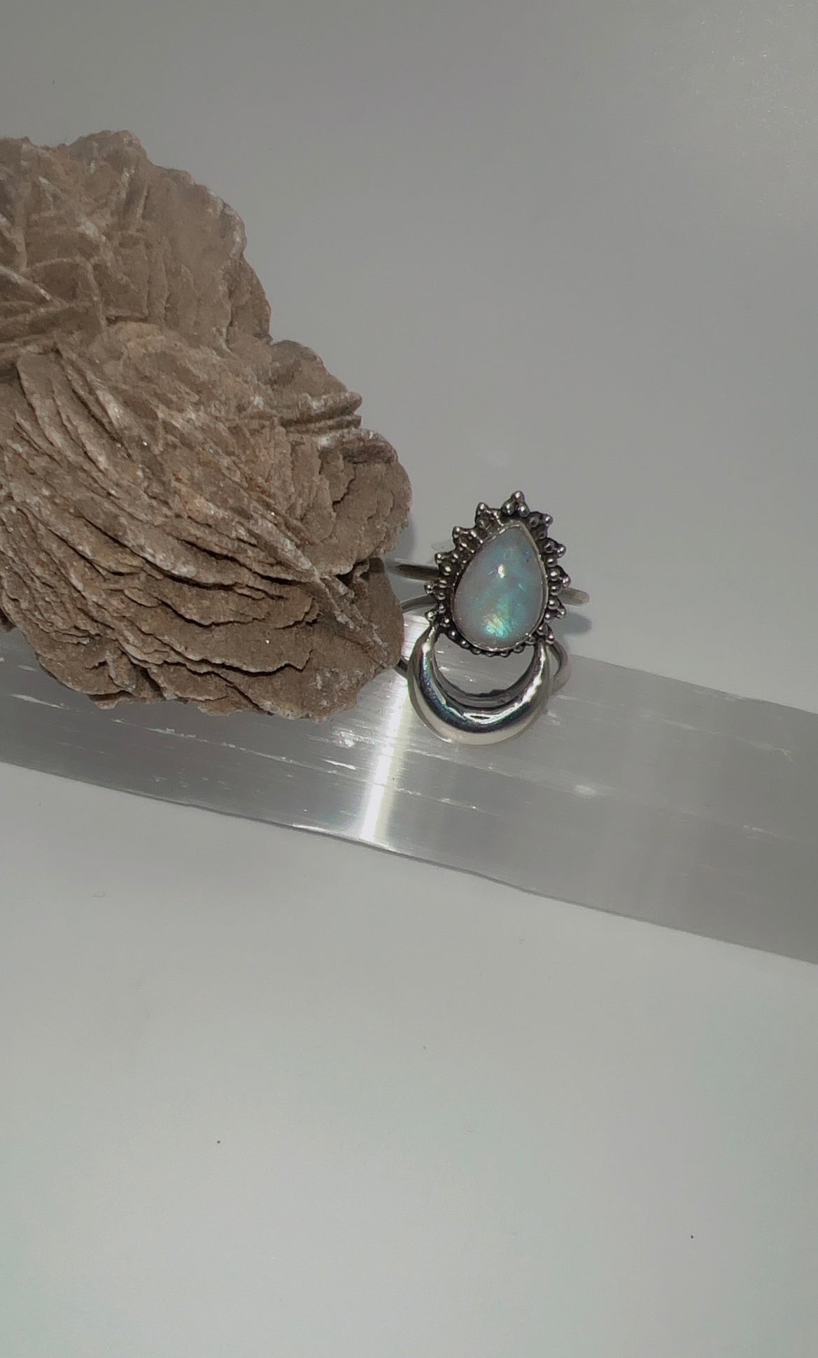 Mystic Moon Ring
Moonstone · Intuition · Divine Feminine
