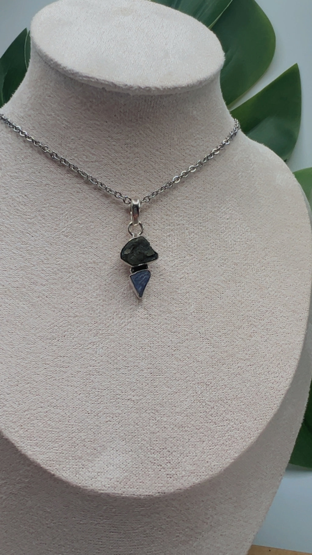 Starseed Sovereign Pendant
Moldavite × Tanzanite · Higher Wisdom · Divine Purpose