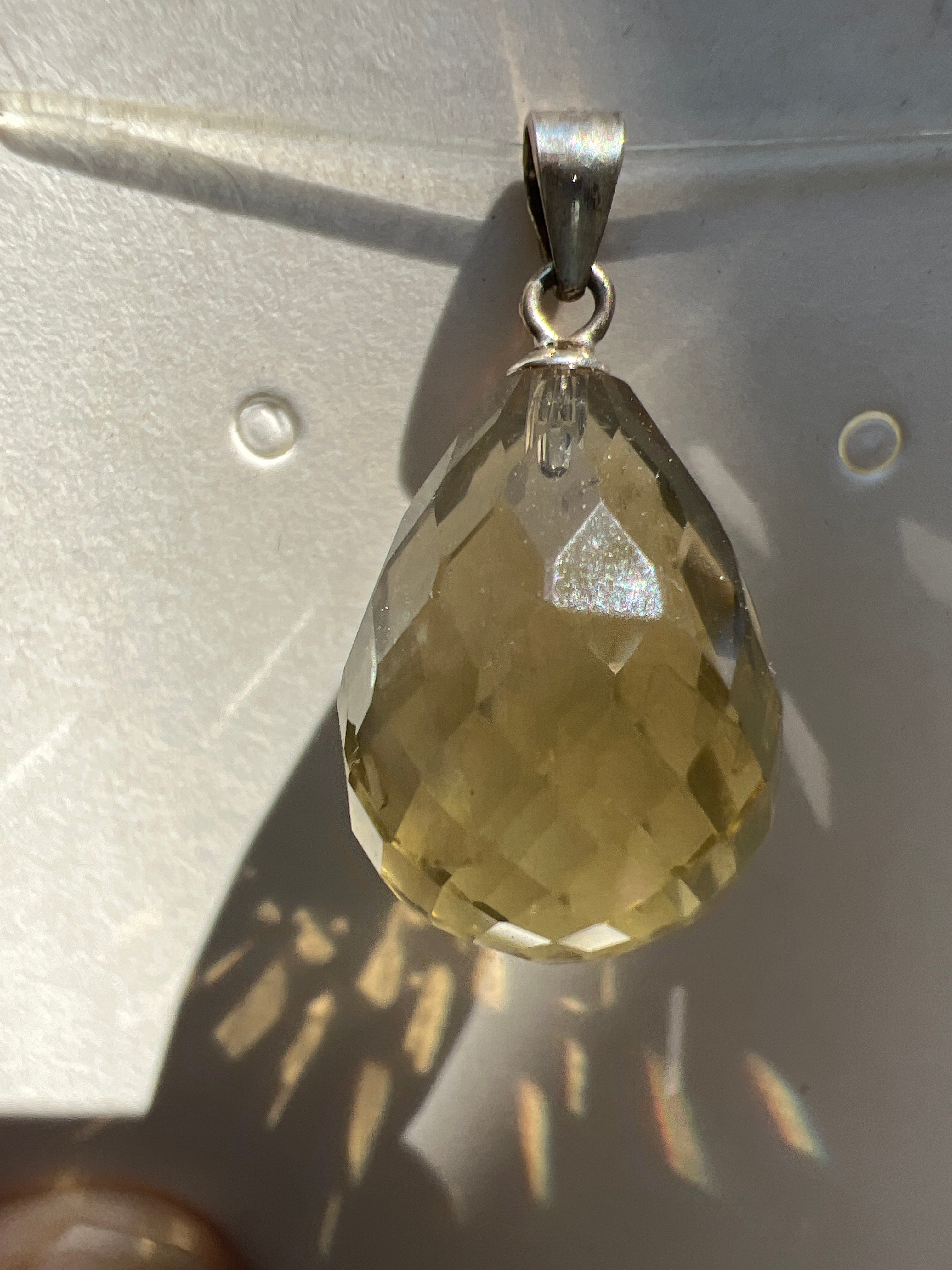 Golden Halo Manifestation Pendant
Solar Light · Confidence · Aligned Abundance
