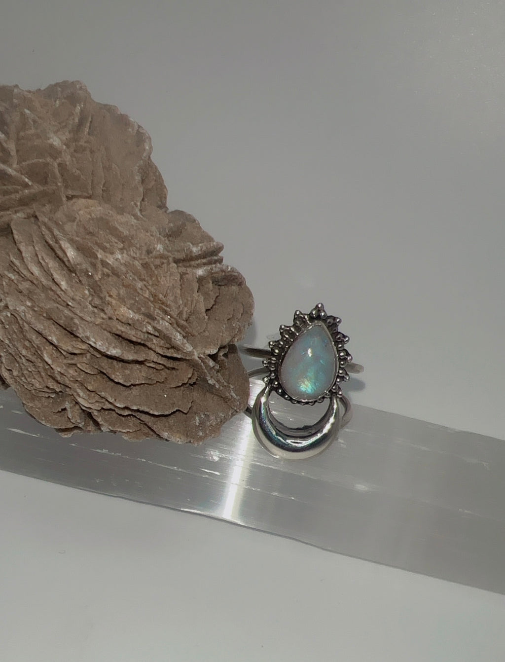 Mystic Moon Ring
Moonstone · Intuition · Divine Feminine
